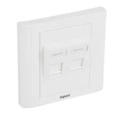   LEGRAND Linkeo süllyesztett szerelvény 2xRJ45 keystone port fogadására döntött fehér burkolattal és kerettel címketartóval